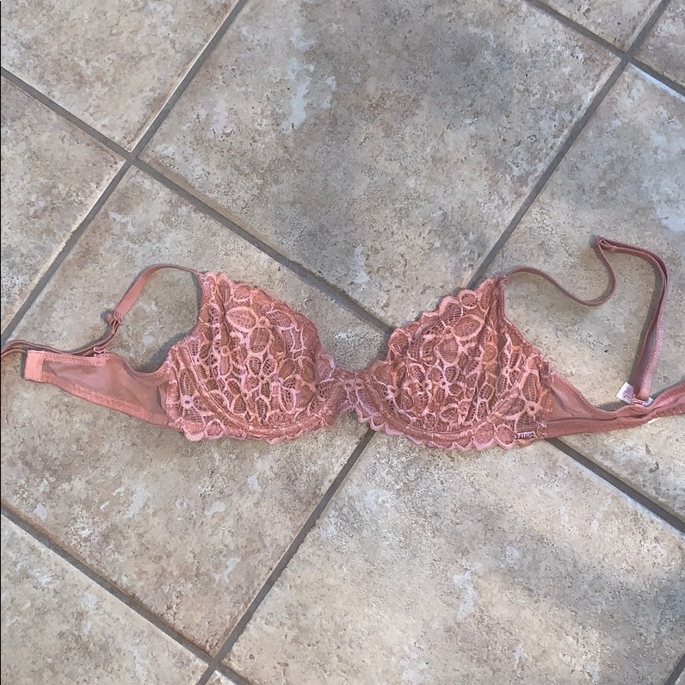 NEVER WORN PINK LACE BRA